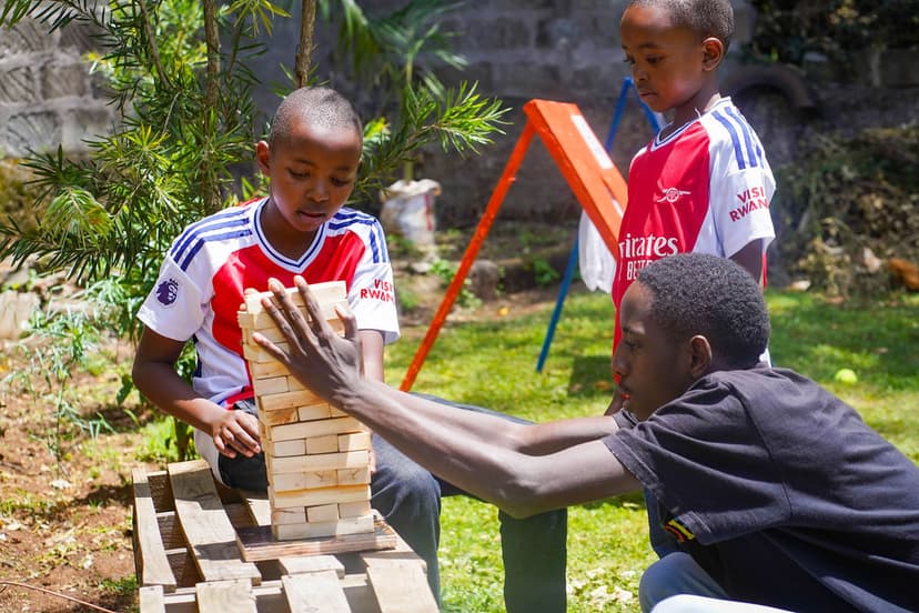 Kids building robots